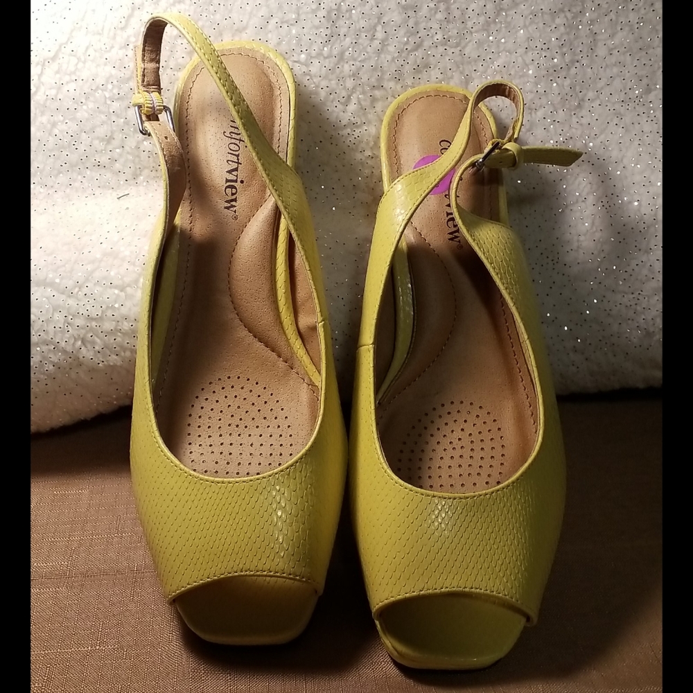 Yellow snakeskin like Comfort View shoes